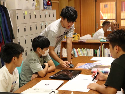 イベントで地域の中学生と企画作成をする小野寺選手と古屋選手