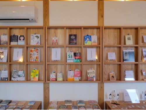 つながるバス停の本棚