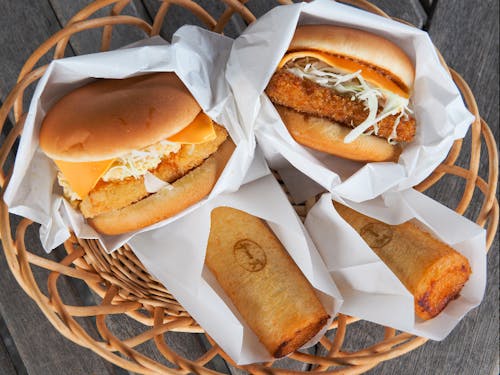 若い方に人気の萩かまバーガーと萩かまロール