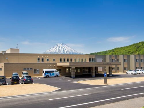 介護福祉施設「きもべつ喜らめきの郷」の外観。羊蹄山が綺麗に見えます。