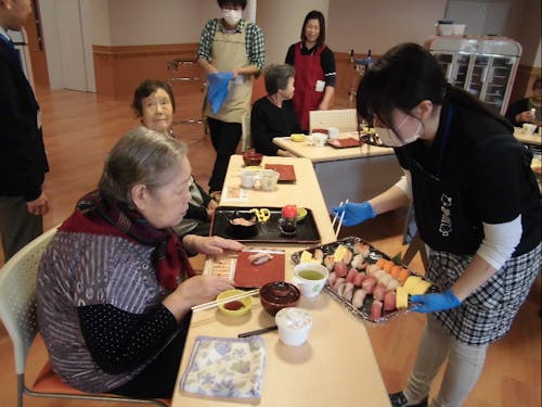 年に一度の出張寿司屋さん。利用者のみなさんが楽しんでいただける工夫をしています。