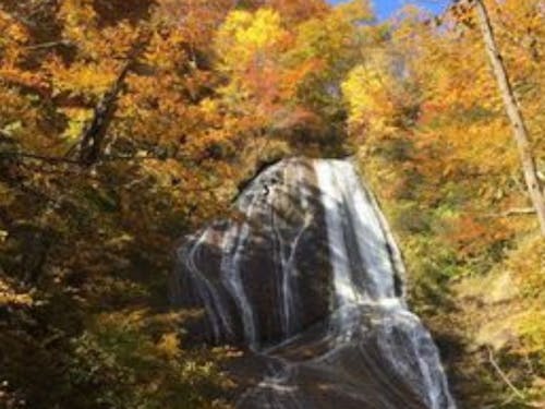 四季それぞれに美しい「みろくの滝」。