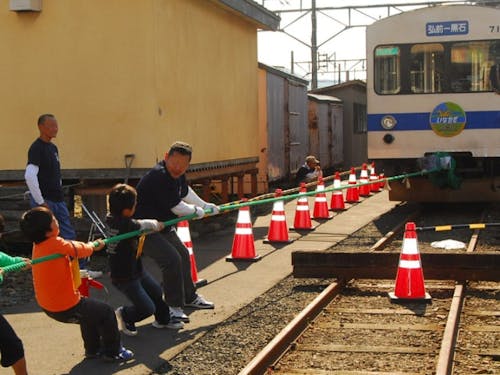 車両と地域の子供たちとの綱引き。