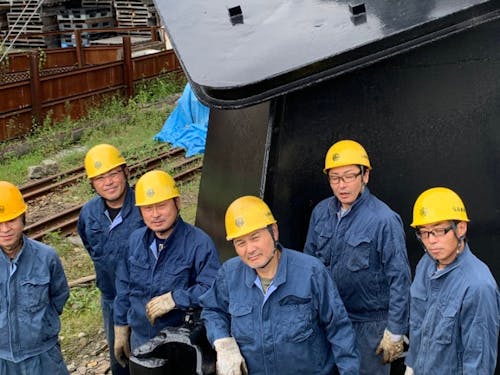 ラッセル車の前で。