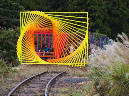 旧蛸島駅近くにある常設作品（2017年制作）：トビアス・レーベルガー『Something Else is Possible/なにか他にできる』