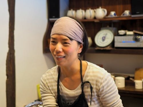 古い蔵を改装して、おしゃれなブックカフェを開いた女性や…