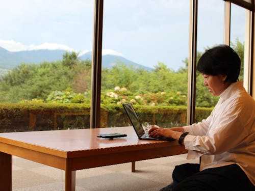 市内の温泉施設でゆったりくつろぎながらリモートワーク