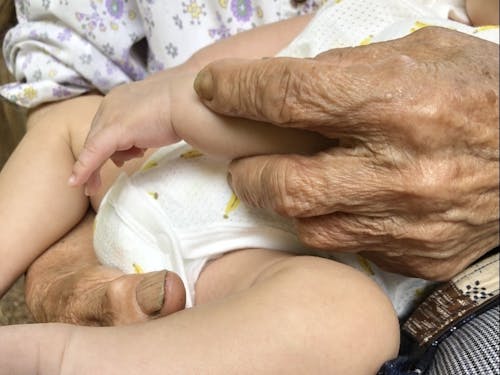 ばぁばの手は硬くてシワシワ。でも優しくて暖かい。たくさんの事を教えてくれるばぁばの手