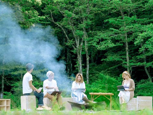 屋内でも屋外でものびのびと働けるワーク環境