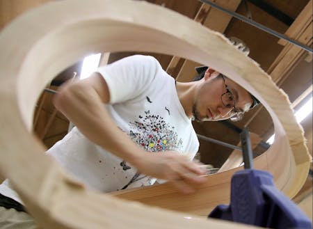 木の板を曲げて家具を作るのが特徴のStudio Jigさん。木の水分量を加味しながら曲げるのは至難の技です。