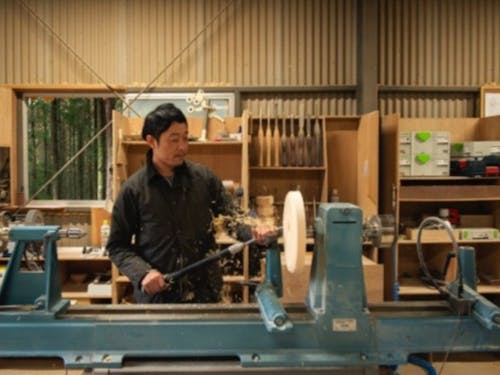 幅広い木工製作をしているMoonRoundsさん。木に描かれている自然な模様を活かしたうつわが特徴的です。