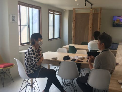 起業家がサポーターから事業のアドバイスをもらっています