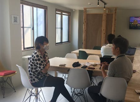 起業家がサポーターから事業のアドバイスをもらっています