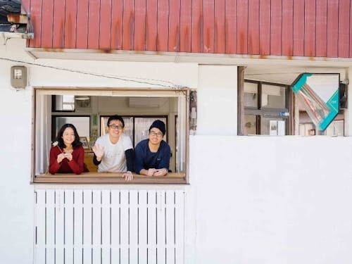 NPO法人 灯す屋の上野さん(左)、佐々木くん(中)、橋本くん(右)。リノベーションした拠点はいつでも相談に行ける歩いてすぐの場所です!