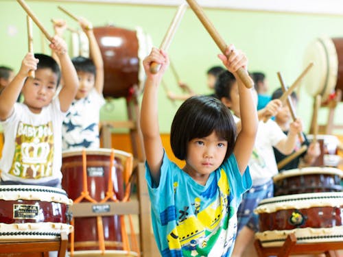 沖縄の伝統芸能「エイサー」を練習するこどもたち