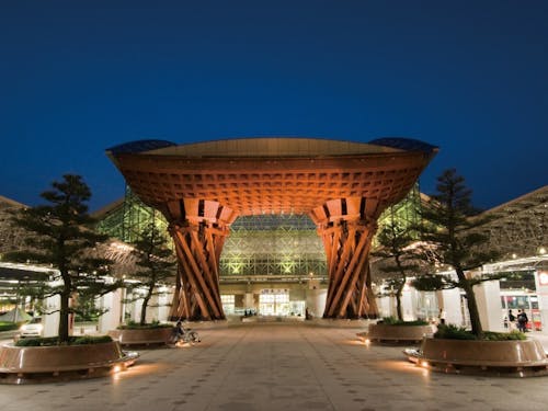 金沢市の金沢駅鼓門