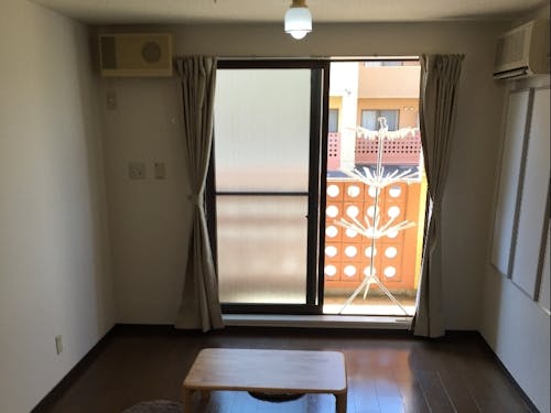 お部屋は1Kです。大人2人と子ども1人までならなんとか(狭いですが。。)