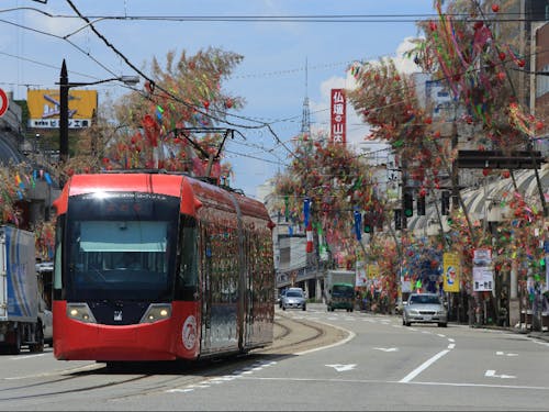 新幹線やローカル線、路⾯電⾞など、様々な列⾞が⾛るのも⾼岡の強み