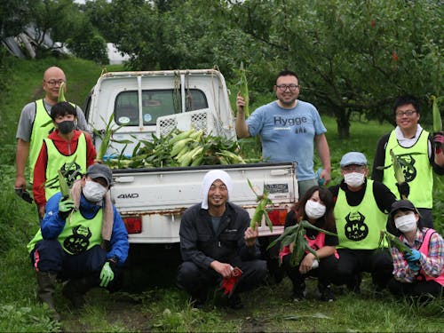 ときに隊員は他の隊員にも声をかけて共同作業をすることも！