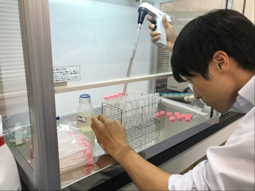 まつも陸上養殖の研究をする阿部さん