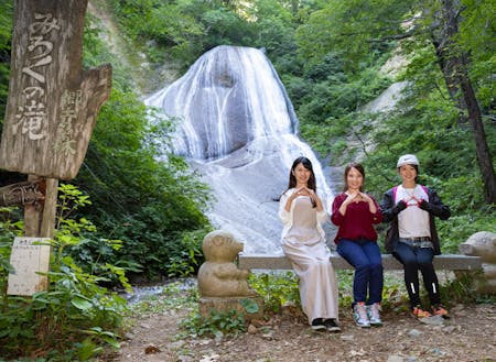 町の中心部から十和田湖に向かう途中にある「みろくの滝」