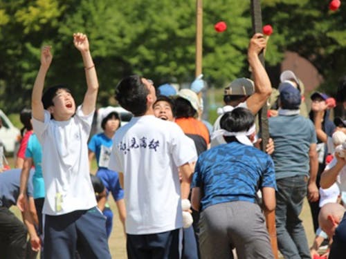 只見町内の運動会で町の方々と交流する生徒たち