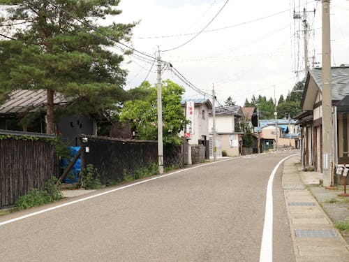 黒塀塗りの古民家が今でも残る岩崎地区の街並み