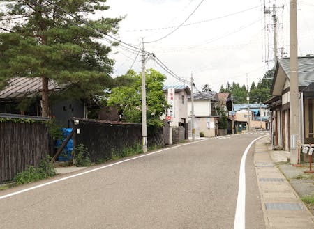 黒塀塗りの古民家が今でも残る岩崎地区の街並み
