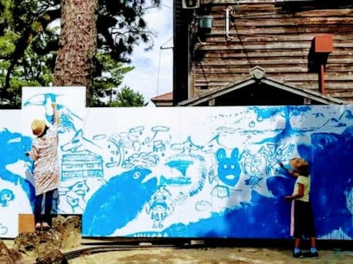 旧明倫小学校の工事仮囲いに子供たちとアートを描くイベントを開催!