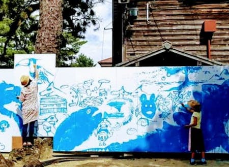 旧明倫小学校の工事仮囲いに子供たちとアートを描くイベントを開催!