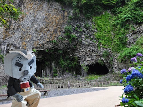 玄武洞と、マスコットキャラクター「玄さん」