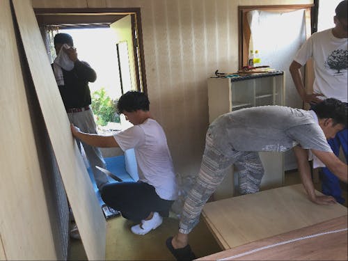 【今回の改装予定のお部屋】みんなでベニヤ貼りしているところ