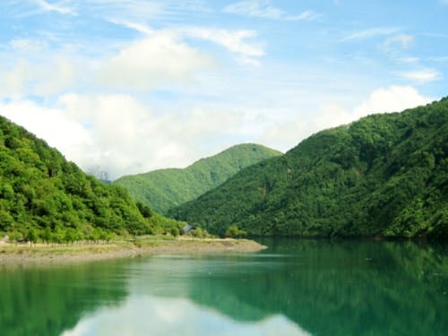 エメラルドグリーンの湖畔のキャンプ場。ここが譲渡対象に！