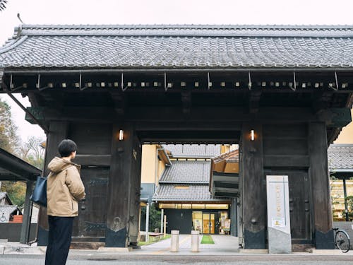 市立図書館の入口には、旧豊岡県庁門が