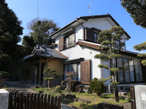 お試し住宅の外観。広い庭には車も十分に停められます。