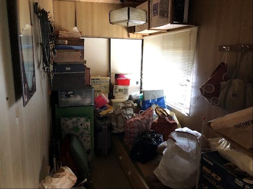 物でいっぱいの寝室と…
