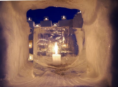 マイナス３０度になる寒さがあるからこそ作れる「アイスキャンドル」。下川の冬の風物詩
