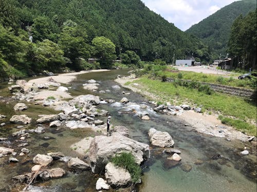 透きとおった川が流れる村です