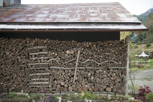 アートとも呼べる薪の並べ方。こんな暮らしの中のワンシーンも楽しめる