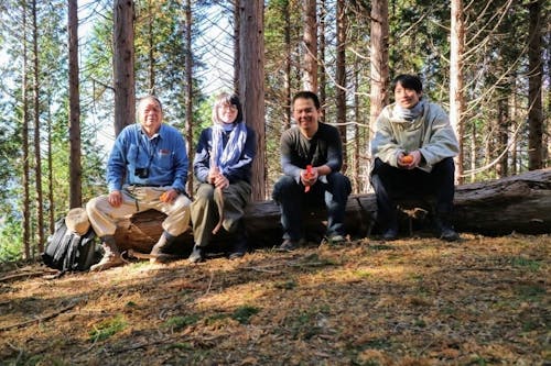 山主さんに案内してもらった森の中で。