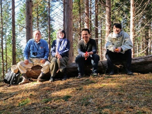 山主さんに案内してもらった森の中で。