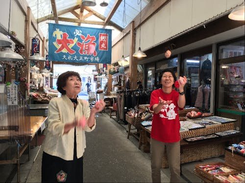 お手玉を教えてもらってます〜。