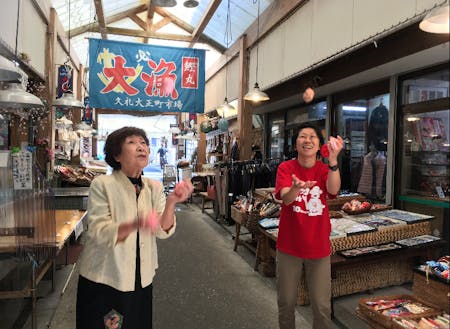 お手玉を教えてもらってます〜。