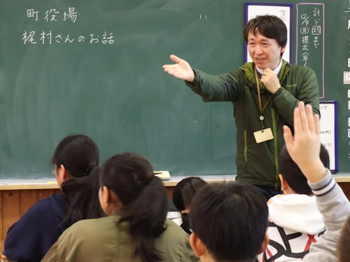 協力隊員による小学校での出張授業の様子