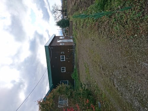 多目的棟(奥)と管理人棟(手前)