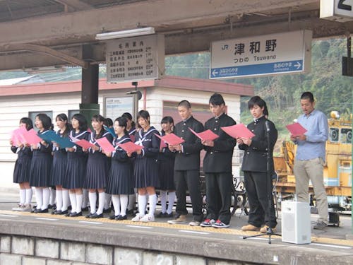 コーディネーターが生徒とともに地域で活動した駅のステージ