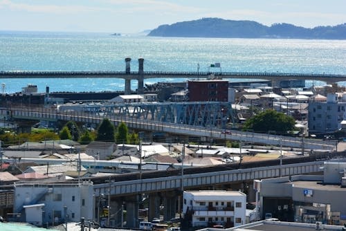 海をのぞむ市内