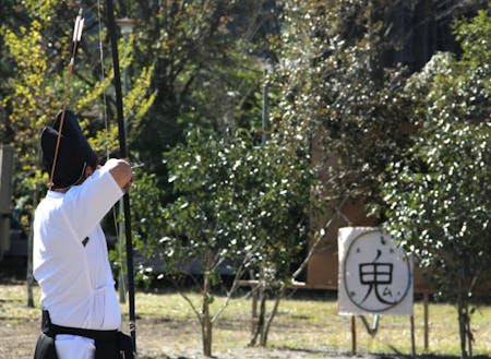 10月に行われた神祭での「弓射式」の様子。
