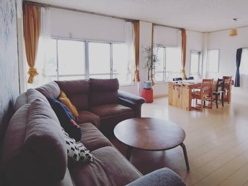 優しい光が入り込むリビング