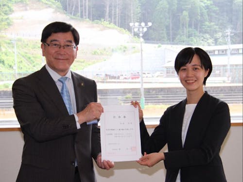 林市長と河原さん(地域おこし協力隊任命式)